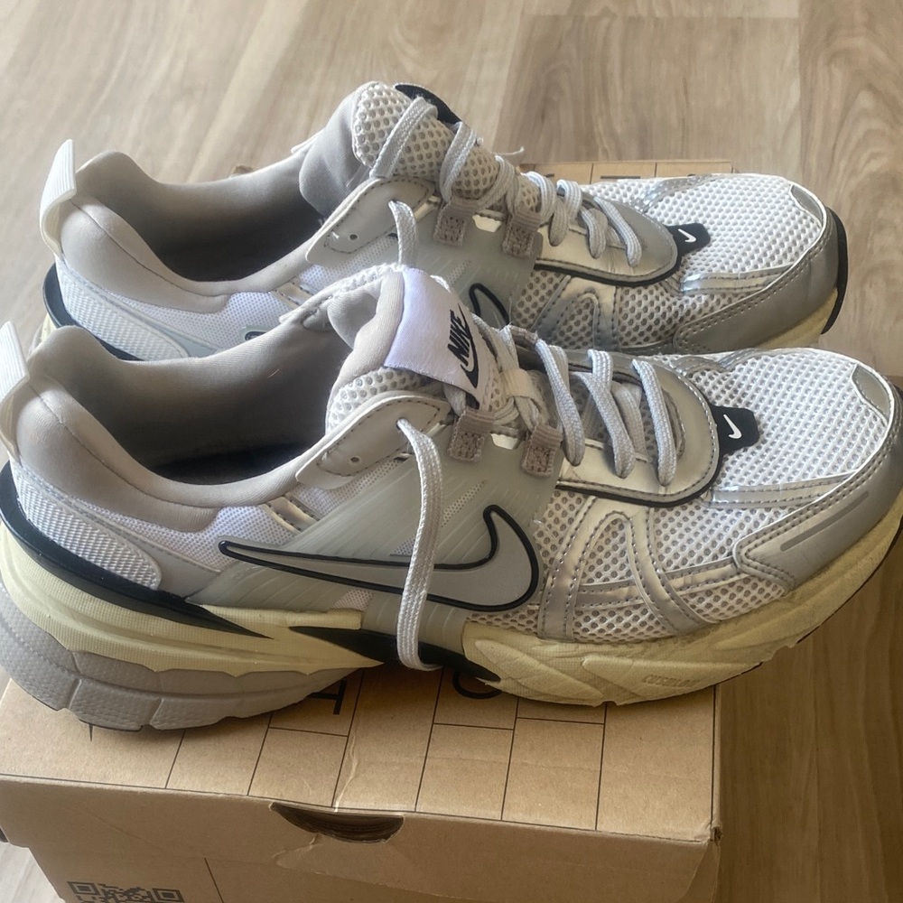 Nike V2K - Picture 2 of 5